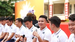 Quang Hải vui vẻ bước vào cùng các em học sinh