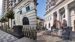 ​Hình ảnh hàng rào dự án D’. Palais Louis bị đập bỏ để điều chỉnh lại