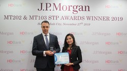 Bà Trần Thu Hương – Phụ trách Khối Vận hành đại diện HDBank nhận giải từ Ông Jason Clinton – Giám đốc Vùng Đông Nam Á và Australia đại diện Ngân hàng J.P Morgan trao tặng.