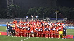 Tập đoàn Vingroup sẽ tặng thưởng cho các cô gái vàng của Đội tuyển Bóng đá nữ Quốc gia Việt Nam mỗi cầu thủ 01 xe máy điện VinFast Klara S trị giá 39,9 triệu đồng và 20 triệu tiền mặt. Riêng HLV Mai Đức Chung được tặng 01 xe VinFast Lux A2.0 phiên bản cao