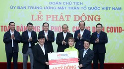 Lãnh đạo HDBank trao tiền hỗ trợ công tác phòng chống dịch Covid-19 và ủng hộ đồng bào bị thiệt hại do hạn hán, xâm nhập mặn