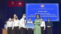 Chủ tịch HĐQT SCB trao tặng 1,3 tỷ đồng cho MTTQ