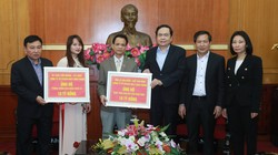 Đại diện Công ty Golf Long Thành trao tặng số tiền 20 tỷ đồng.