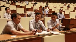 Các kỹ sư của VNPT đang tích cực trao đổi các phương án kỹ thuật nhằm triển khai hội nghị truyền hình Trực tuyến phục vụ kỳ họp.