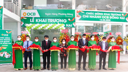 Đại diện lãnh đạo OCB và khách hàng, thực hiện nghi thức cắt băng khai trương trụ sở mới chi nhánh Đồng Nai