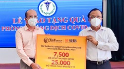 Đại diện Tập đoàn T&T Group và Ngân hàng SHB trao tặng các thiết bị y tế/ sinh phẩm cho Ts. Bs. Mai Văn Mười, Phó Giám đốc Sở Y tế tỉnh Quảng Nam