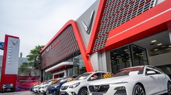 Showroom Phạm Văn Đồng được thiết kế sang trọng, hiện đại theo bộ nhận diện mới của VinFast, với tông màu đỏ đặc trưng của thương hiệu kết hợp cùng các chi tiết màu trắng và ghi xám.