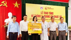 Ông Nguyễn Anh Tuấn, Phó Tổng Giám đốc Tập đoàn T&T Group (thứ 2 từ trái sang) trao tặng hệ thống X-Quang kỹ thuật số trị giá 2 tỷ đồng cho Trung tâm y tế huyện Thăng Bình