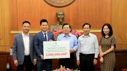 Ông Trần Quốc Việt – Tổng Giám đốc Tập đoàn Ecopark (bên trái) trao số tiền hỗ trợ cho đồng bào miền Trung thông qua Ủy ban Trung ương Mặt trận Tổ quốc Việt Nam.