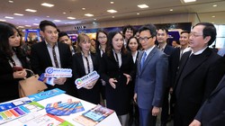 Ghé thăm gian hàng triển lãm của MISA, Phó Thủ tướng Vũ Đức Đam đã dành nhiều lời khen cho sự kiên trì và tinh thần làm sản phẩm Make in Viet Nam của MISA suốt 26 năm qua