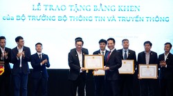 Đại diện MISA (bên trái) nhận Bằng khen từ Bộ trưởng Bộ Thông tin và Truyền thông Nguyễn Mạnh Hùng