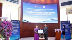 Bà Nguyễn Thị Nga - Phó Chủ tịch thường trực HĐQT SeABank nhận quyết định niêm yết cổ phiếu SSB trên sàn HOSE.