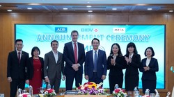 Tổng Giám đốc MISA Đinh Thị Thúy, ông Andrew Jeffries – Giám đốc Quốc gia ADB tại Việt Nam (thứ 4 từ trái sang), ông Trần Long – Phó Tổng Giám đốc BIDV cùng đại biểu của 3 đơn vị chúc mừng và kỳ vọng sự hợp tác lần này sẽ mang lại nhiều giá trị cho doanh nghiệp