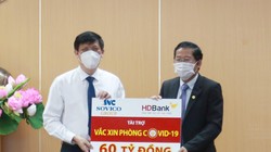 Ông Nguyễn Thanh Long - Bộ trưởng Bộ Y tế đại diện cho Bộ Y tế nhận nguồn kinh phí 60 tỷ đồng mua vaccine phòng Covid-19 do Ông Phạm Quốc Thanh – Tổng Giám đốc HDBank đại diện HDBank và Sovico trao tặng