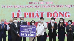 Đại diện Techcombank ủng hộ 10 tỷ đồng tại Lễ phát động 