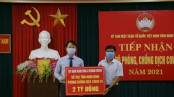 Đại diện Tập đoàn Thành Công & Hyundai Motor trao ủng hộ MTTQVN tỉnh Ninh Bình