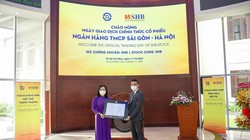 Ông Lê Hải Trà – Tổng Giám đốc HOSE trao Thông báo chuyển giao dịch cho bà Ngô Thu Hà, Phó Tổng Giám đốc SHB