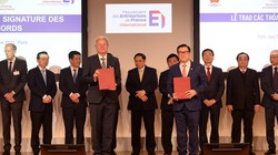 Ông Trần Hoài Nam – Phó TGĐ HDBank và Ông Andreas Zeisler – Giám đốc Đầu tư Định chế Tài Chính Toàn cầu DEG (Đức) ký thỏa thuận 300 triệu USD tăng cường phát triển bền vững.