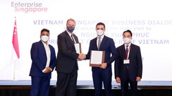 Đại diện Ngân hàng TMCP Phát triển TP.HCM (HD Bank) - Tổng giám đốc Ngân hàng số Marcin Miller trao thỏa thuận về tích hợp giải pháp công nghệ tiên tiến cho dịch vụ ngân hàng số tại Việt Nam cho Giám đốc Điều hành Châu Á Thái Bình Dương của Công ty Thought Machine (Anh) - Nick Wilde