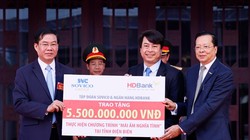 Ông Nguyễn Văn Hảo - Phó Tổng giám đốc Ngân hàng HDBank (giữa) và Ông Chu Việt Cường- Phó Tổng giám đốc Tập đoàn Sovico (bìa phải) trao tặng kinh phí xây dựng 100 căn nhà tình nghĩa với tổng giá trị 5,5 tỷ đồng cho tỉnh Điện Biên.