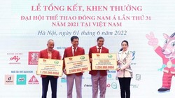 Bà Lê Nữ Thùy Dương – Phó Chủ tịch HĐQT Golf Long Thành trao bảng biểu trưng cho đại diện các vận động viên có thành tích thi đấu xuất sắc tại SEA Games 31 