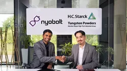 Đại diện HCS và Nyobolt ký thỏa thuận hợp tác đầu tư. 