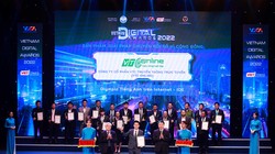 Ông Lê Việt Hòa - Giám đốc VTC Online - đại diện IOE nhận giải thưởng tại hạng mục “Sản phẩm, Giải pháp chuyển đổi số vì cộng đồng”