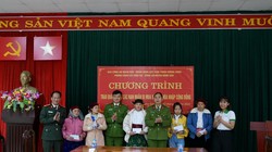 Tại Hà Giang, đại diện FE CREDIT cùng Báo CAND đã đến động viên, chia sẻ với gia đình, nạn nhân bị mua bán người