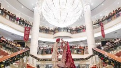 Tiệc cưới được diễn ra trong năm ngày kèm theo chuỗi các sự kiện và nghi thức truyền thống, với sự tham dự của hơn 350 quan khách.