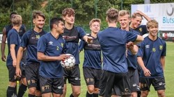 CP15 đã tươi cười cùng đồng đội CLB Sint Truidense. Ảnh CLB.