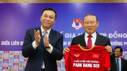 Lễ kí kết giữa thầy Park và VFF đã thu hút sự quan tâm không nhỏ từ truyền thông và dư luận Việt Nam, khu vực Đông Nam Á và cả Hàn quốc, quê hương ông. Ảnh AT