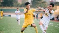 Sau khi thủ môn Nguyên Mạnh rời sân Vinh, chiếc băng đội trưởng được giao cho trung vệ Văn Khánh. Ảnh FBNV.