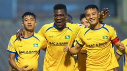 Văn Đức đã giành bàn thắng làm quà cho người vợ trẻ đang mang thai đứa con đầu lòng, đồng thời là món quà “chào sân” sau hơn một năm vắng bóng. Ảnh VPF