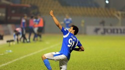 cầu thủ người Jamaica Lynch (Than Quảng Ninh) với những màn nhảy múa cùng trái bóng trên sân Plei-ku và Cẩm Phả vừa ma mị lại không kém phần hiệu quả. Ảnh CLB QN.