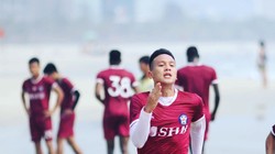 Đình Hoàng và các cầu thủ SHB Đà Nẵng đều trang thủ tập thể lực trên bãi biển. Ảnh FBNV.