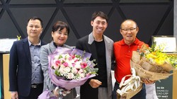 Vợ chồng ông Park rạng ngời trong ngày ký hợp đồng mua nhà mới, gắn bó với Việt Nam. Ảnh TN