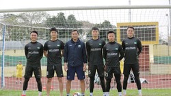 HLV thủ môn Đức Thắng cùng các học trò tập luyện. Ảnh SLFC.