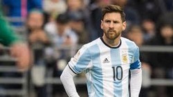 11 năm Leo Messi gắn bó với chiếc áo số 10. Ảnh CNN.