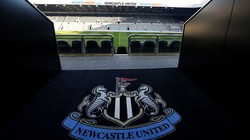 Mike Ashley đã quyết định đổi tên sân St James’ Park thành Sports Direct Arena, tên tập đoàn bán đồ thể thao của ông. Ảnh CLB