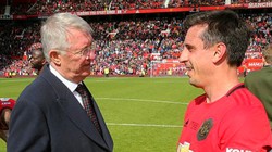 Sir Alex nhỏ nhẹ: “Cậu vẫn phải tiếp tục giữ cái băng “chết tiệt” đó đi con trai”. Ảnh MU