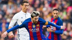 Theo bạn Lionel Messi và Cristiano Ronaldo, ai giỏi hơn? Ảnh CNN.