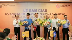 Sau khi bàn giao Hồng Lĩnh Hà Tĩnh, Sài Gòn FC, hôm qua bầu Hiển tiếp tục bàn giao nguyên đội U21 Hà Nội cho Phú Thọ.  Ảnh PTFC