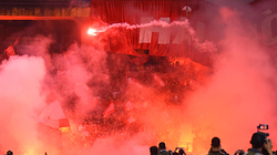 62 tháng tù cho 3 cổ động viên Nam Định đốt pháo sáng, chống người thi hành công vụ trên sân Hàng Đẫy. Ảnh VFF