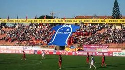 Sự xuất hiện của Công ty CP Đầu tư Kinh doanh Địa ốc Hưng Thịnh (TP Hồ Chí Minh) khiến đã khiến cho thầy trò HLV Đức Thắng như “tỉnh dậy sau cơn mê”. Ảnh BĐFC