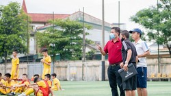 PTGĐ kiêm Giám đốc đào tạo trẻ Nguyễn Đình Nghĩa (áo đỏ) giờ đã có thể yên tâm sống bằng nghề. Ảnh CLB