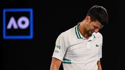 Novak Djokovic đã bị cơ quan xuất nhập cảnh Australia giữ lại thẩm vấn trong 8 tiếng tại sân bay Melbourne . Ảnh AP.