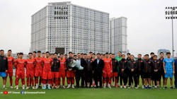 Quyền Chủ tịch VFF Trần Quốc Tuấn thăm đội tuyển quốc gia. Ảnh VFF.