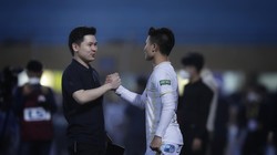 Cú bắt tay với ông chủ CLB HN, hình ảnh đẹp trên sân Hàng Đẫy. Ảnh ĐV