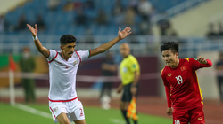 Đội khách đã khóa chặt Quang Hải. Ảnh VFF.