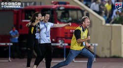 HLV Polking thay áo. Ảnh FAT.